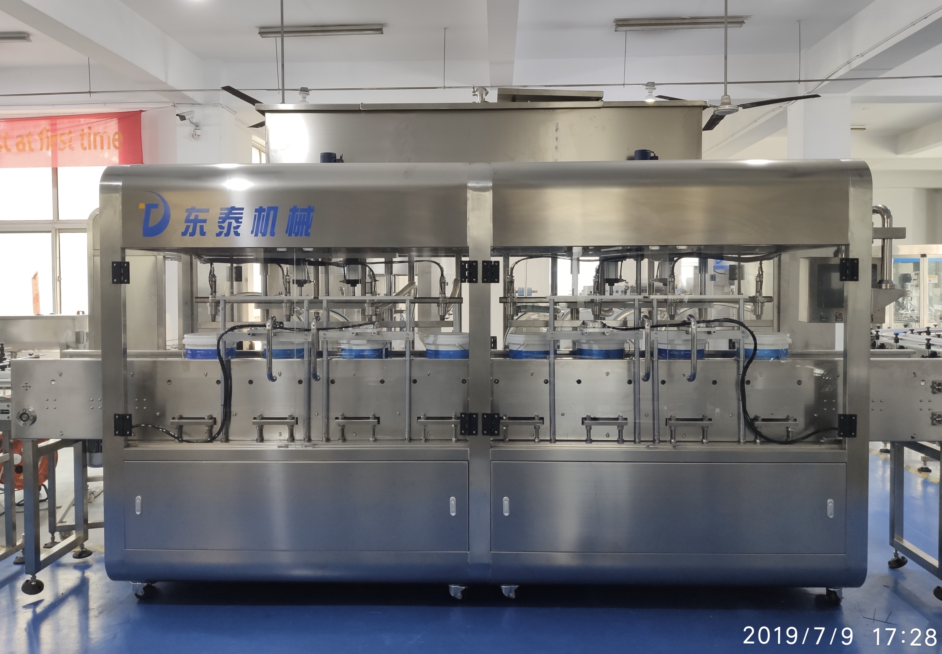潤滑油多頭大桶灌裝機(jī) 先進(jìn)技術(shù)產(chǎn)量高！